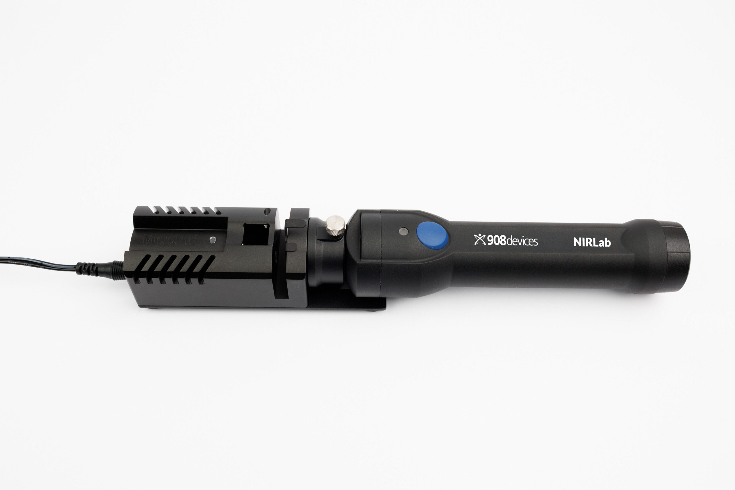 Transmission fixture attached to the handheld NIR spectrometer