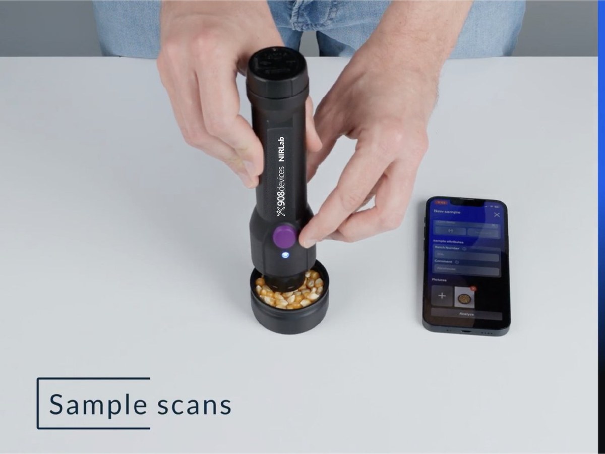 Operator scanning a sample on site with the NIRStudio device